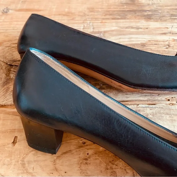 Salvatore Ferragamo—Vintage Vara Bow Heel Pumps, Double Bow (8.5 A2, Narrow) - Picture 7 of 13